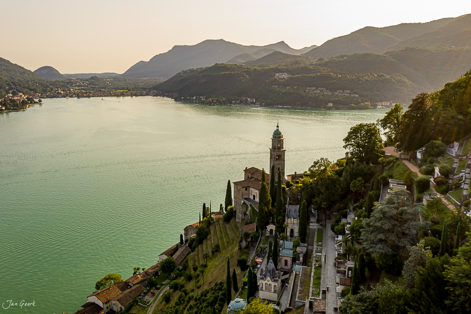 Luftaufnahme Morcote mit Kirche und See, grüne Berge, Sommerlicht Tessin Schweiz – Jan Geerk Fotograf Basel