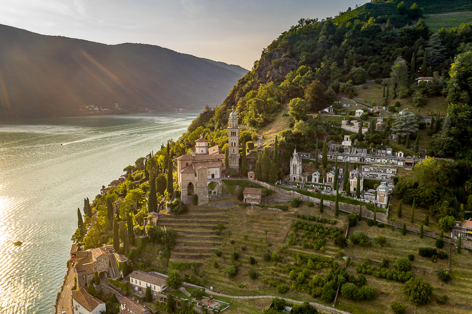 Luftaufnahme Morcote mit Kirche und Zypressenwald am Lago Maggiore, Tessin, Südschweit - Jan Geerk Fotograf Basel