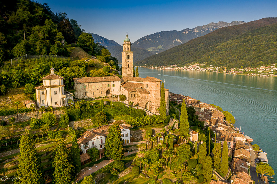 Kirche mit Campanile in Morcote am Luganer See, Tessin, sommerliche Luftaufnahme, Südschweiz – Jan Geerk Fotograf Basel