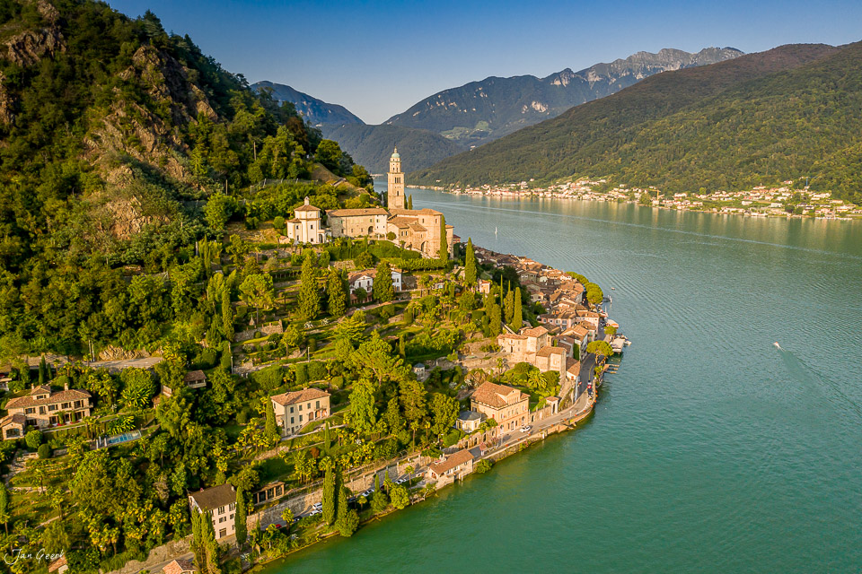 Morcote am Luganer See mit Kirche und Bergen, Luftaufnahme Tessin Schweiz – Jan Geerk Fotograf Basel