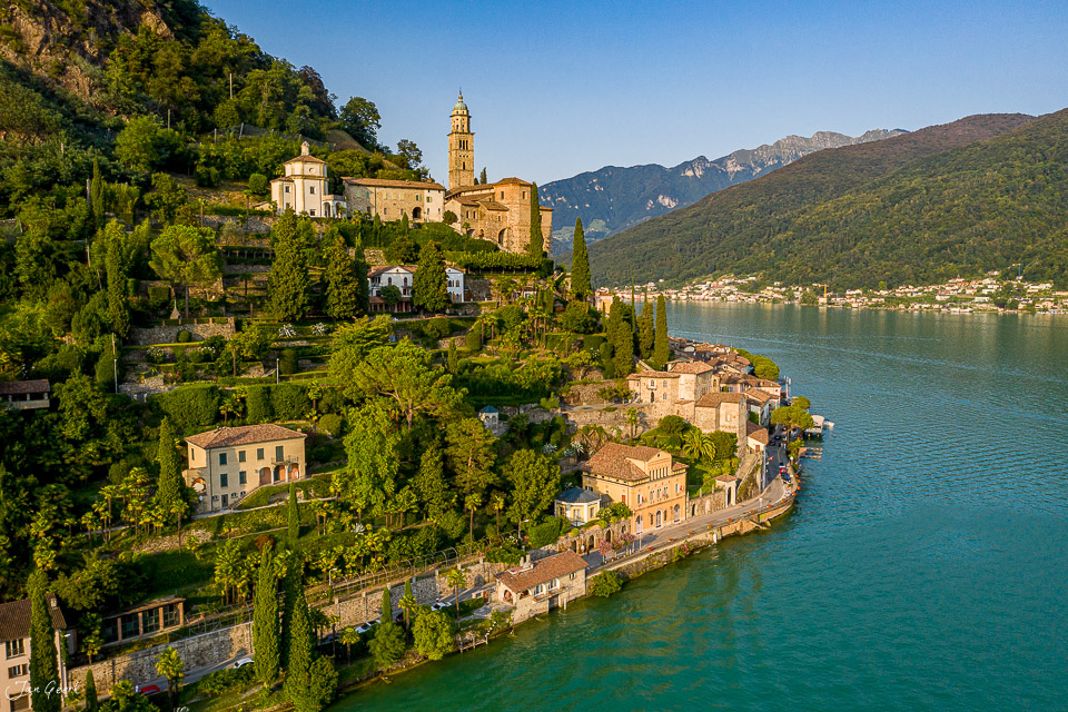Luftaufnahme Morcote am Luganer See mit historischer Kirche, Tessiner Architektur und Alpenblick, Südschweiz – Jan Geerk Fotograf Basel