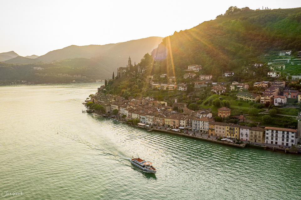 Luftaufnahme von Morcote am Ufer des Lago Maggiore, Sonnenuntergang über dem Tessin, Südschweiz – Jan Geerk Fotograf Basel