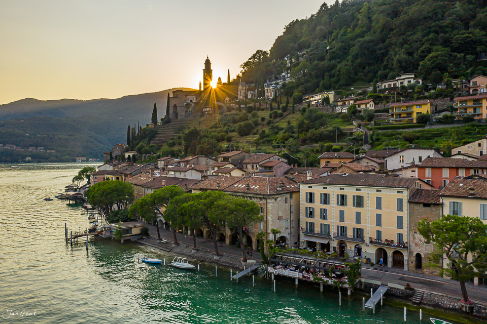 Idyllisches Dorf am See mit Kirche und bunten Häusern in Morcote Tessin, Schweiz – Jan Geerk Fotograf Basel