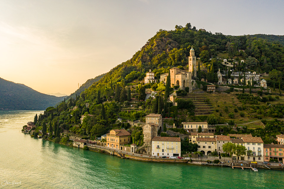 Dorfansicht Morcote am Seeufer mit Kirche und Häusern bei Sonnenuntergang Tessin Schweiz Jan Geerk Fotograf Basel