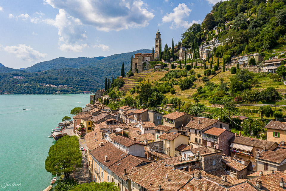 Luftaufnahme Morcote mit türkisem Seewasser, Kirche und Häusern am Hang, Tessin Schweiz – Jan Geerk Fotograf Basel