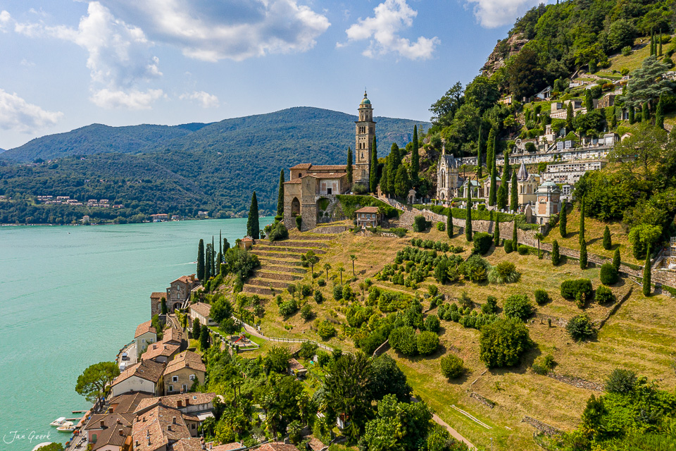 Luftaufnahme Morcote mit Kirche und Seeufer, Tessin, Sommerstimmung, Südschweiz – Jan Geerk Fotograf Basel