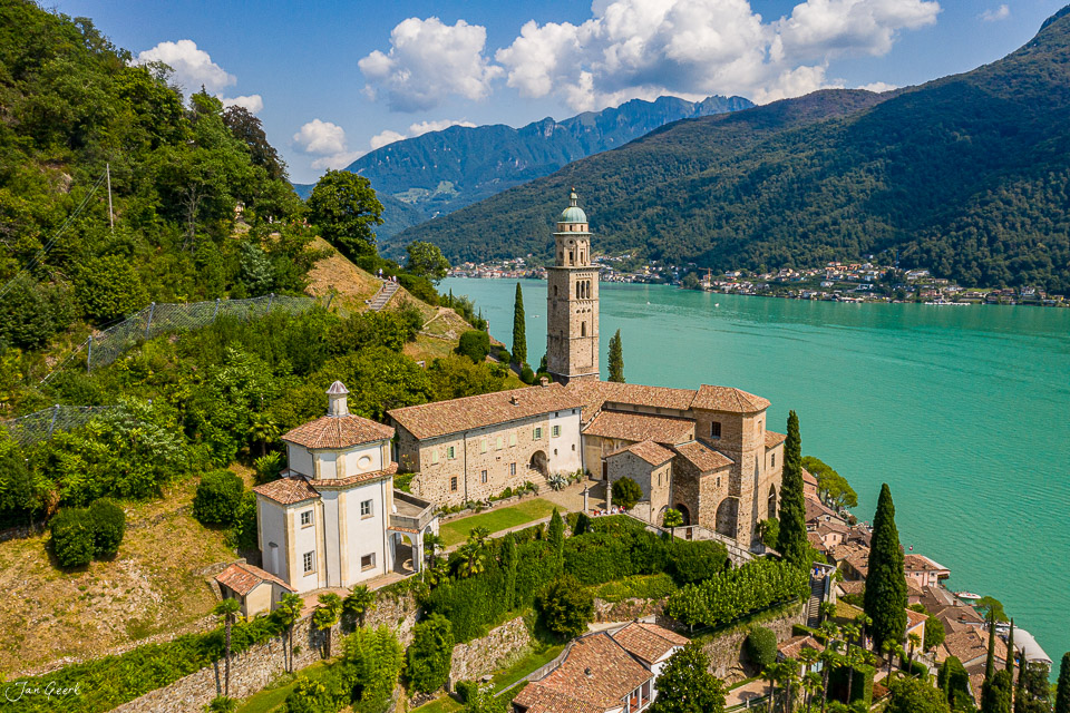 Kirche mit Turm am türkisfarbenen See in Tessin, Schweiz – Jan Geerk Fotograf Basel