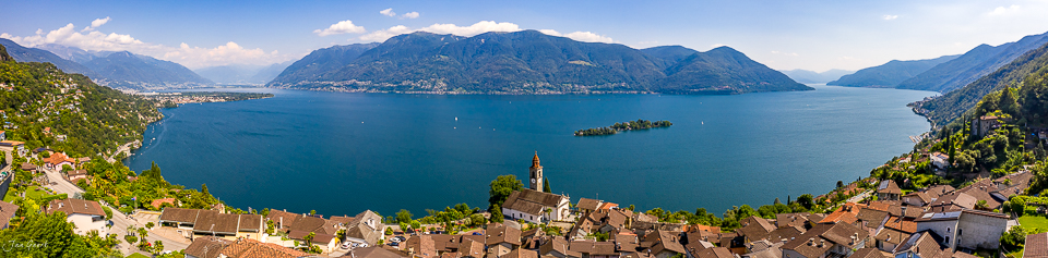Luftaufnahme Dorf mit Kirche am Lago Maggiore Ronco sopra Ascona Tessin Schweiz Jan Geerk Fotograf Basel