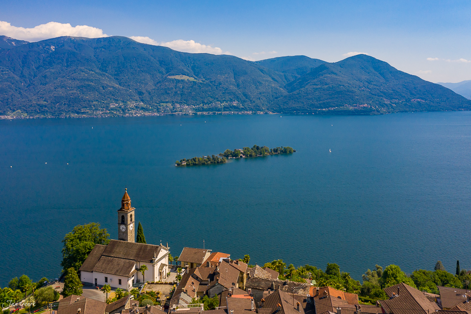 Luftaufnahme Ronco sopra Ascona mit Kirche, Lago Maggiore und Bergpanorama, Tessin Schweiz – Jan Geerk Fotograf Basel