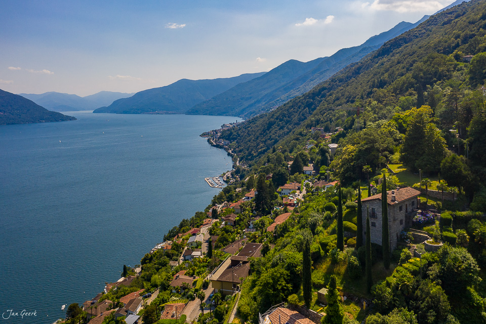 Luftaufnahme Ronco sopra Ascona mit Lago Maggiore, grüne Berghänge, Sommerlicht, Tessin Schweiz – Jan Geerk Fotograf Basel