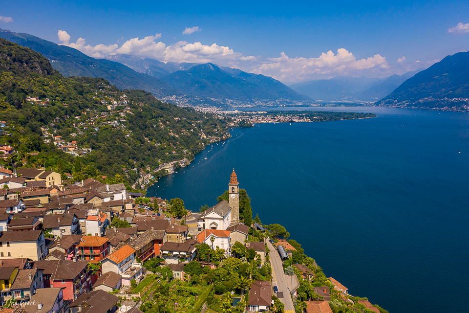 Luftaufnahme des Dorfes Ronco sopra Ascona mit Kirche am Lago Maggiore in Tessin, Schweiz – Jan Geerk Fotograf Basel