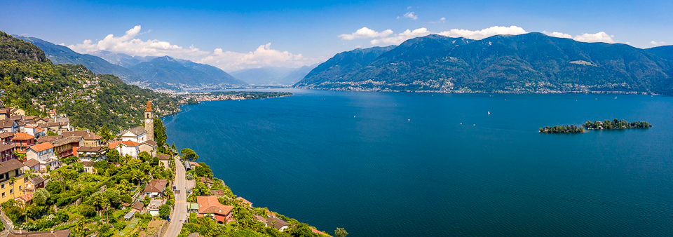 Luftaufnahme Ronco sopra Ascona mit Lago Maggiore, Tessiner Dorf in Berglandschaft, sonnige Sommerstimmung Schweiz – Jan Geerk Fotograf Basel