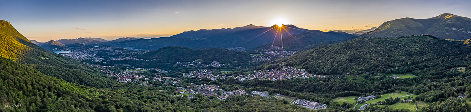 Luftaufnahme Sonvico bei Sonnenaufgang mit Bergpanorama Tessin Schweiz Jan Geerk Fotograf Basel