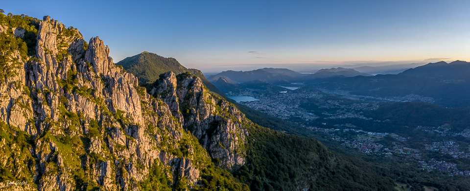 Felsenformationen und Berglandschaft bei Sonvico im Tessin, Luftaufnahme bei Kantlicht, Sommer, Schweiz – Jan Geerk Fotograf Basel