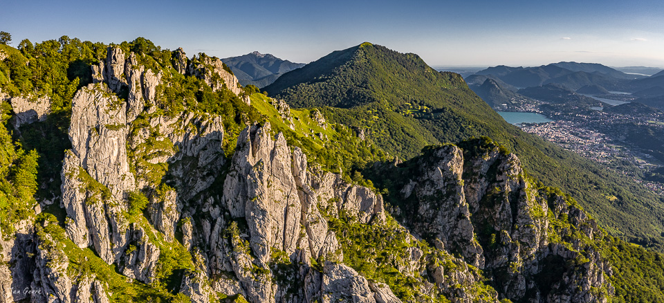 Felsige Berglandschaft mit Denti della Vecchia Felsen, grüne Wälder, Sommerlicht, Tessin Schweiz – Jan Geerk Fotograf Basel