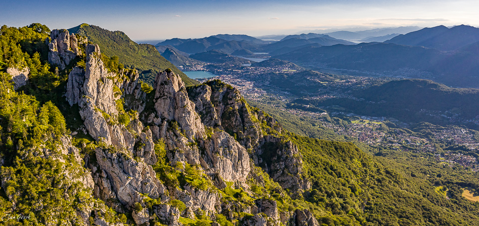 Felsige Bergkämme mit Wald über Lugano, Sommerlicht, Tessin Schweiz – Jan Geerk Fotograf Basel