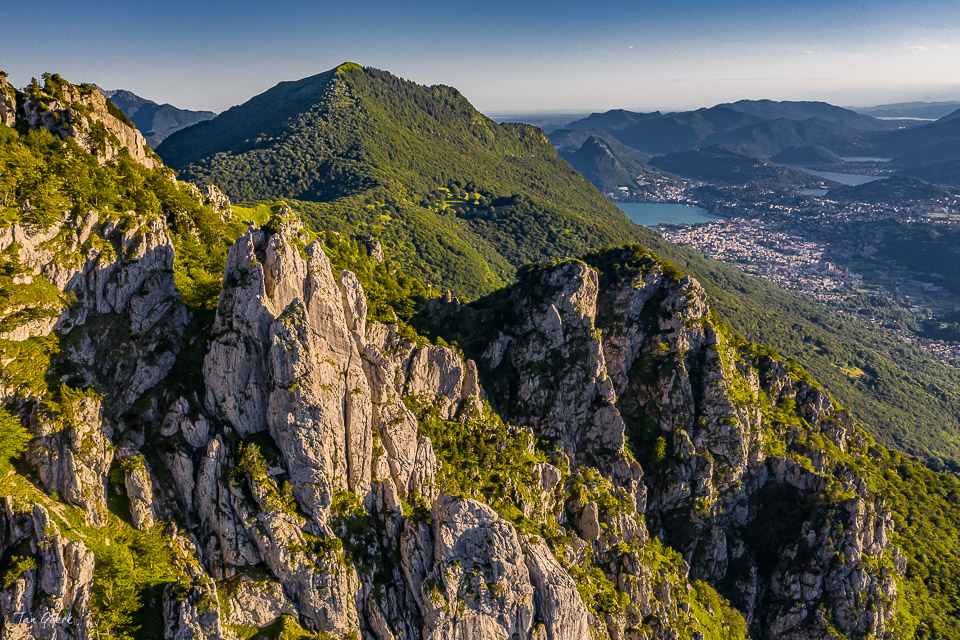 Felsenformationen und Berge über Sonvico mit Lago Lugano bei Sommerlicht – Jan Geerk Fotograf Basel