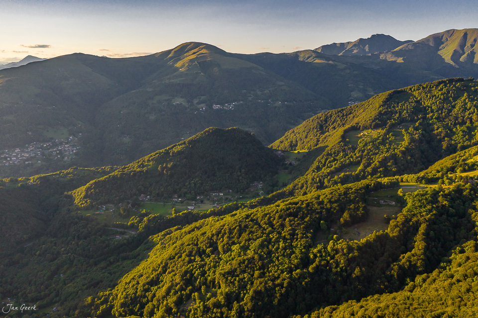 Luftaufnahme Sonvico Waldlandschaft Sommerliche Berglandschaft Tessin Schweiz Jan Geerk Fotograf Basel
