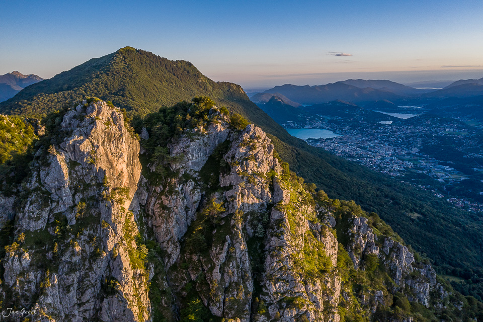 Felsformation Denti della Vecchia bei Sonvico im Tessin während goldener Stunde Sommer Schweiz – Jan Geerk Fotograf Basel