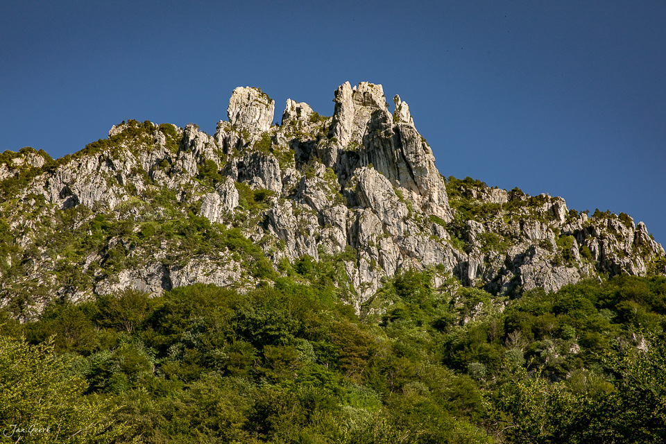 Kalksteinfelsen Denti della Vecchia bei Sonvico im Tessin, Sommeraufnahme – Jan Geerk Fotograf Basel Schweiz