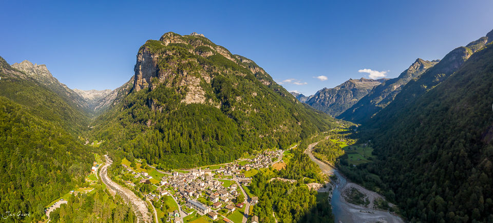 Luftaufnahme Verzascatal mit Brione, grüne Berghänge, Fluss und Dorf, sonnig Sommer Tessin Schweiz – Jan Geerk Fotograf Basel