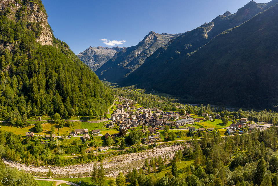 Luftaufnahme des Verzascatals mit Brione, grüne Berglandschaft, Sommer, Tessin Schweiz – Jan Geerk Fotograf Basel