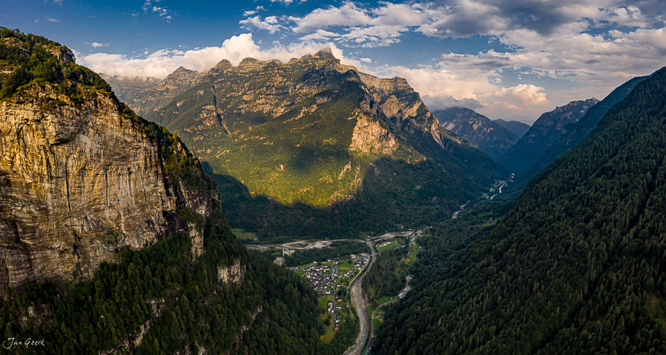 Luftaufnahme Verzascatal mit steilen Felswänden, grünem Tal und Bergketten im Tessin Schweiz – Jan Geerk Fotograf Basel