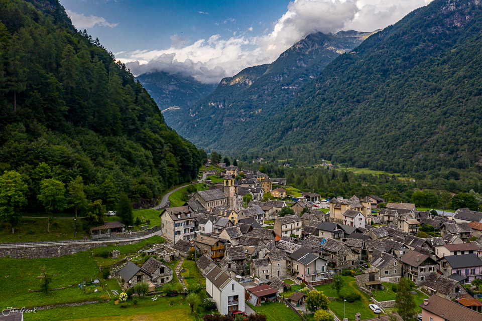 Luftaufnahme Dorf Brione Verzascatal Tessin grüne Berge Sommer Schweiz Jan Geerk Fotograf Basel