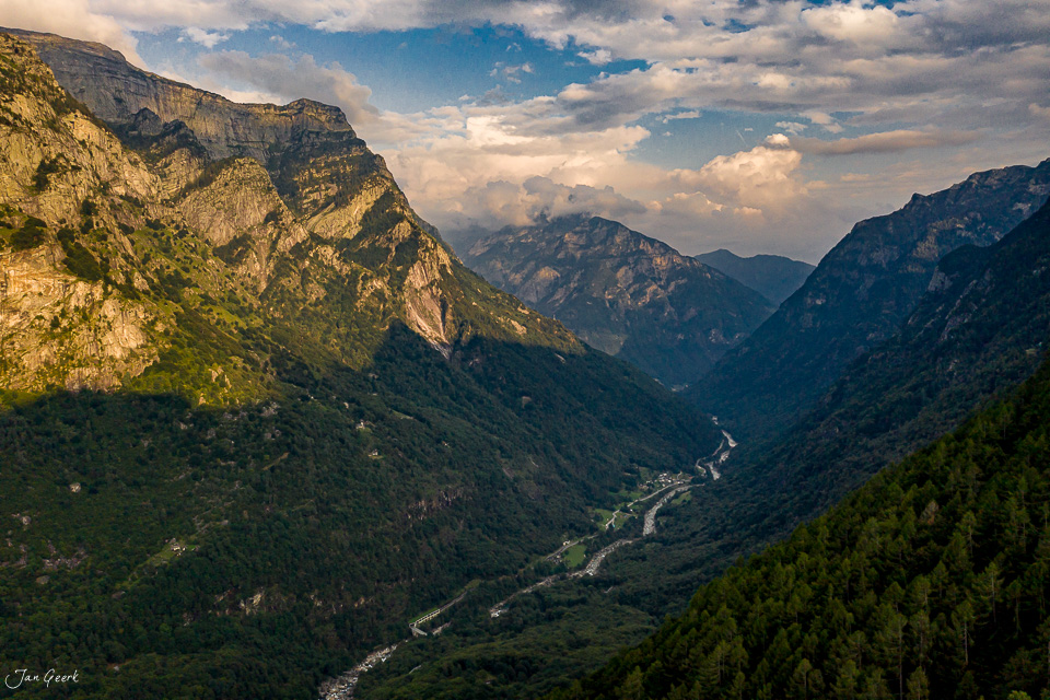 Luftaufnahme des Verzascatals mit Flusswind durch grüne Berghänge und Felswände im Tessin Schweiz Jan Geerk Fotograf Basel