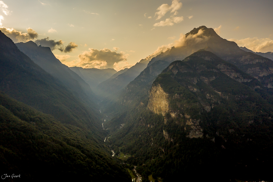 Verzascatal Luftaufnahme mit Fluss, Bergen und Wolkenstimmung im Tessin Schweiz – Jan Geerk Fotograf Basel