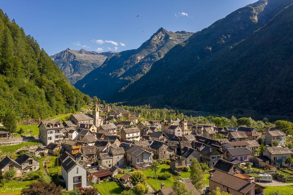 Luftaufnahme des malerischen Dorfes Brione im Verzascatal Tessin mit imposanten Bergen und grüner Alpenlandschaft Schweiz – Jan Geerk Fotograf Basel