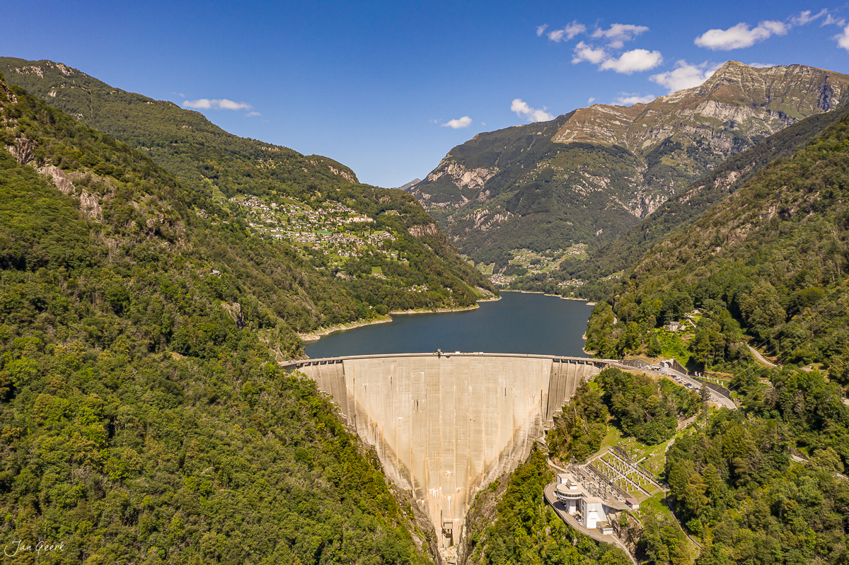 Staudamm Vogorno Tessin Luftaufnahme Sommer grüne Berge Schweiz Jan Geerk Fotograf Basel