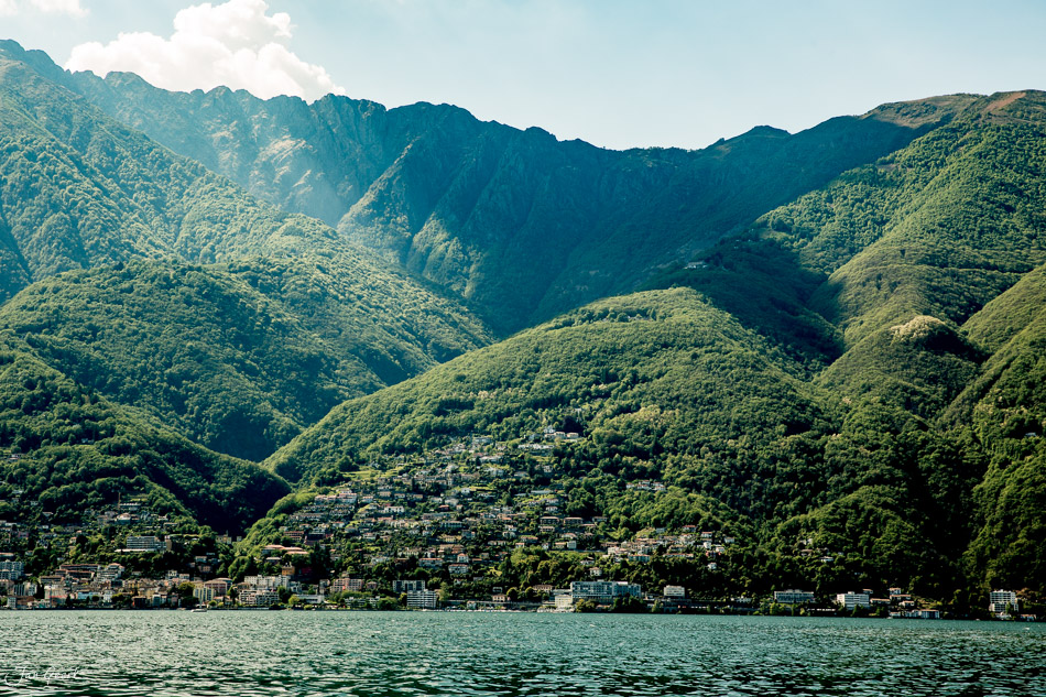 Berglandschaft am Lago Maggiore bei Ascona im Frühling, grüne Berge und See, Tessin Schweiz – Jan Geerk Fotograf Basel