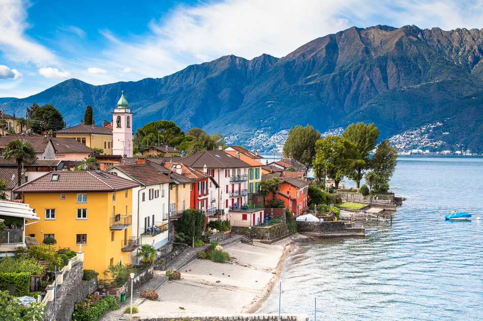 Farbenfrohe Häuser am Lago Maggiore Locarno Sommerliche Alpensüdseite Tessin Schweiz Jan Geerk