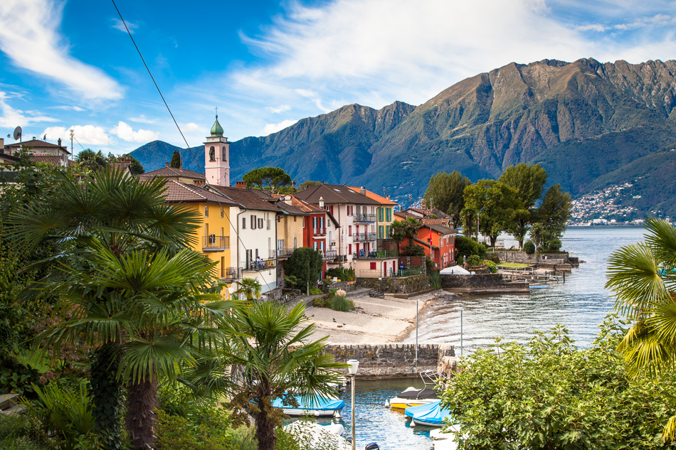 Bunte Häuser Seeufer Locarno Lago Maggiore Sommertag Tessin Schweiz Jan Geerk Fotograf Basel