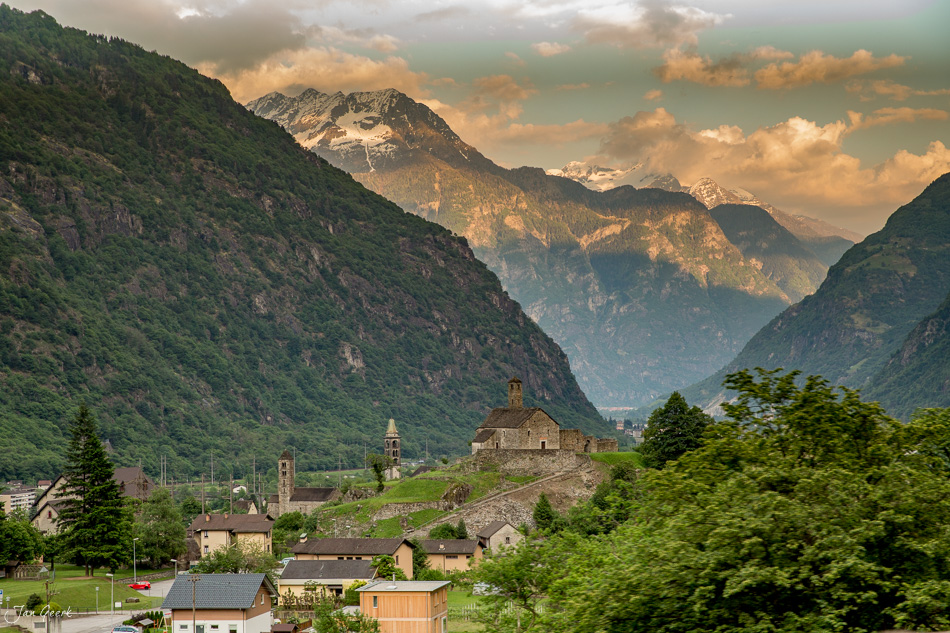 Giornico Tessin Alpendorf Frühling Bergtal Schweiz Jan Geerk Fotograf Basel