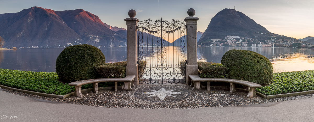 Elegantes Eisentor mit See-Panorama in Lugano während Winterbeleuchtung, Tessin Schweiz – Jan Geerk Fotograf Basel