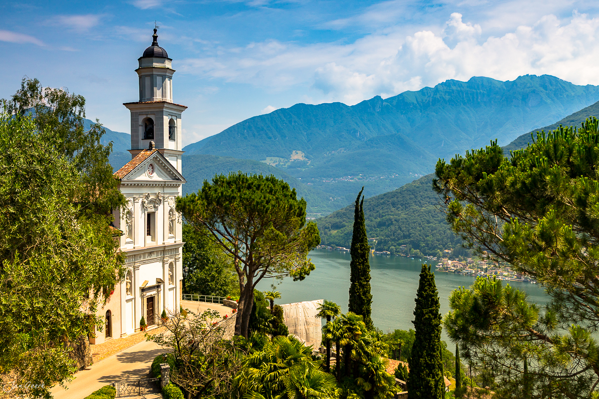 Weiße Kirche mit Glockenturm Maggiatal Blick auf See Tessin Schweiz – Jan Geerk Fotograf Basel