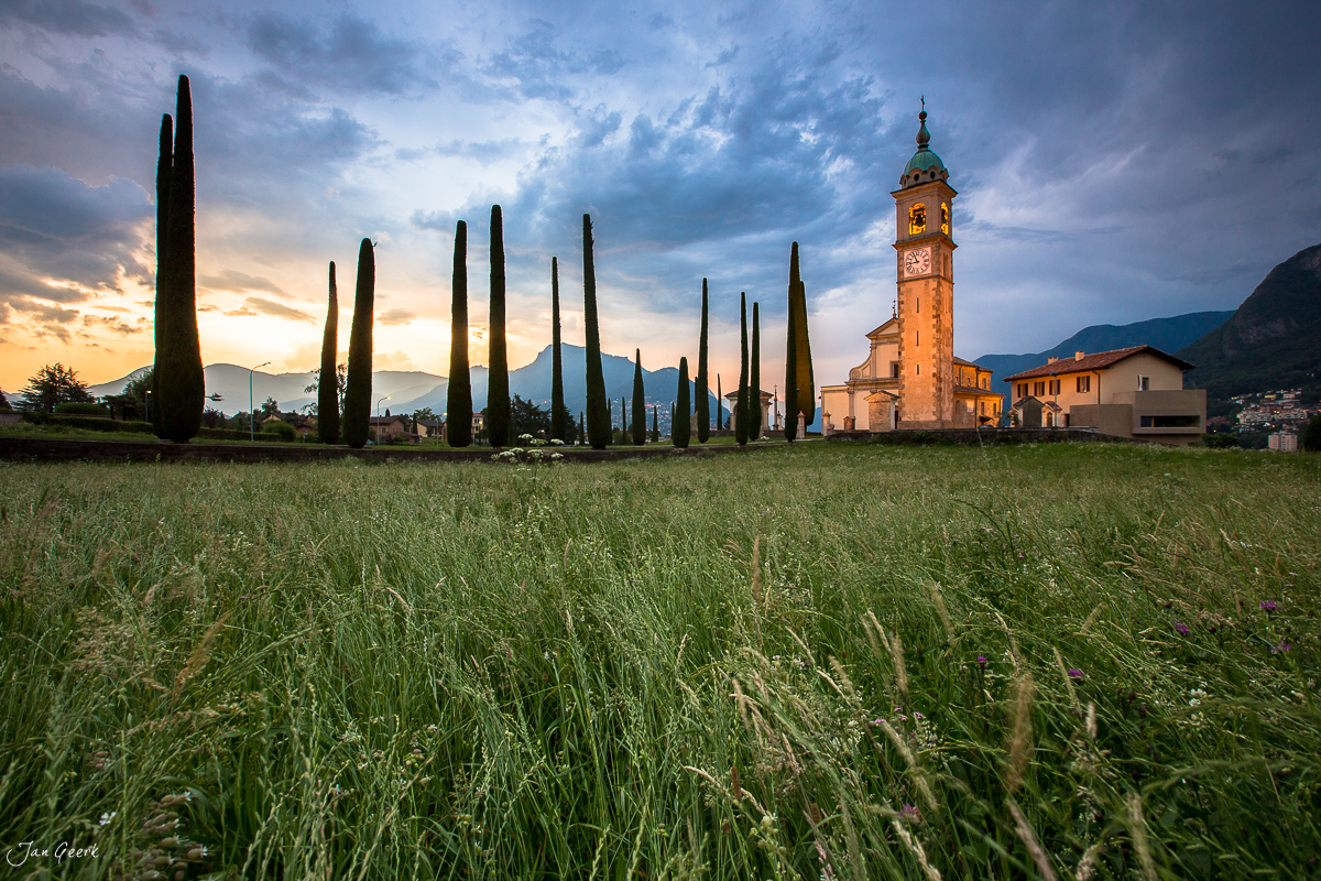 Kirche Maggiatal Sonnenuntergang Blauschicht Tessin Schweiz Jan Geerk Fotograf Basel