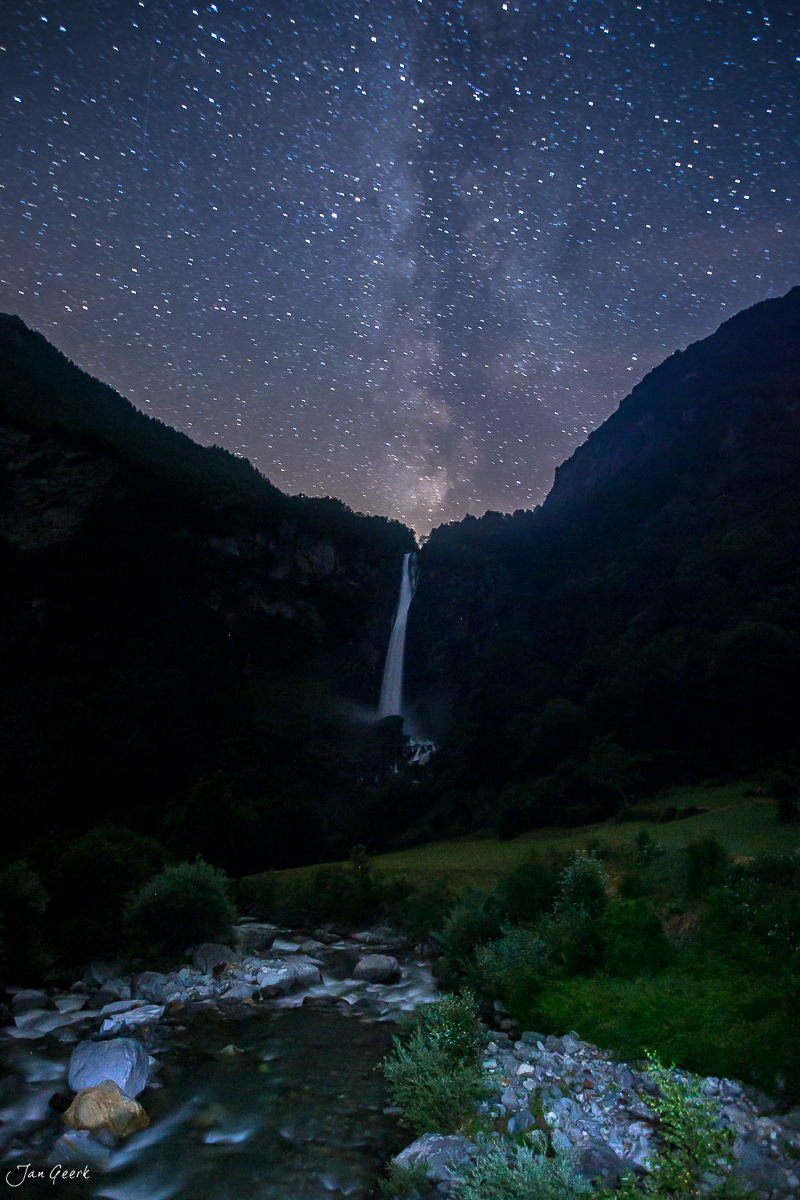 Wasserfall Maggia Maggiatal Sternenhimmel Nacht Tessin Schweiz Jan Geerk Fotograf Basel