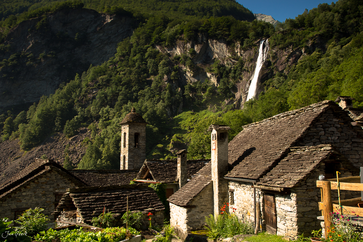 Historische Steinhäuser mit Wasserfallblick Maggiatal Sonnenschein Tessin Schweiz Jan Geerk Fotograf Basel