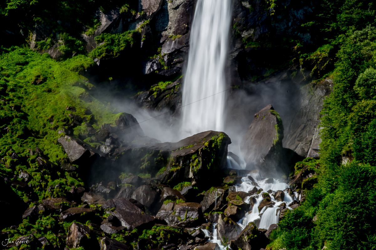 Wasserfall Maggia Maggiatal Langzeitbelichtung grüne Mooskulisse Tessin Schweiz Jan Geerk Fotograf Basel