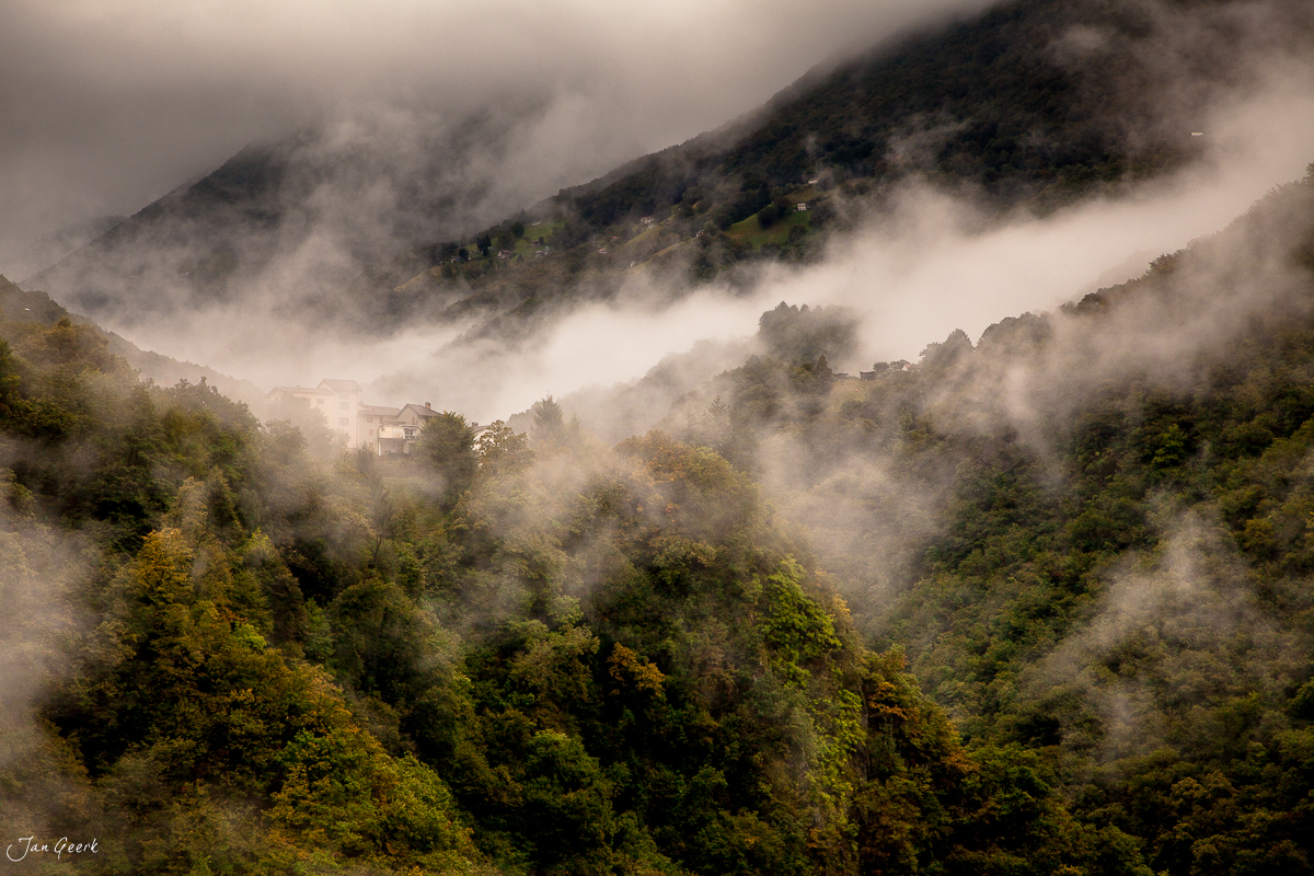 Nebulöse Berglandschaft mit Nebelschleier Lukmanier Alpensüdseite Sommer Tessin Schweiz Jan Geerk