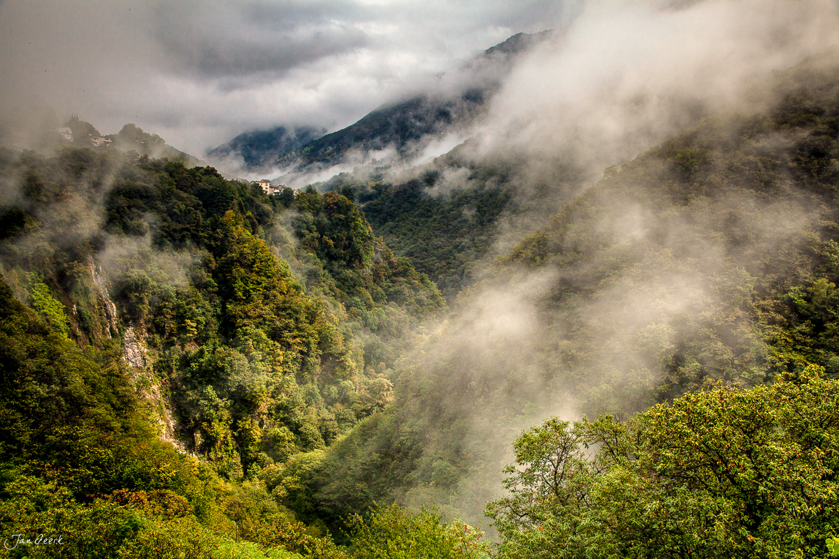 Nebelverhangene Berglandschaft Lukmanier Tessin Sommer Schweiz Jan Geerk Fotograf Basel