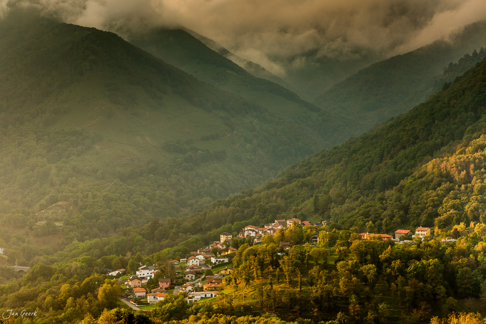 Bergdorf Castagno im Herbst, umgeben von Kastanienwäldern und Nebel, Tessin Schweiz – Jan Geerk Fotograf Basel