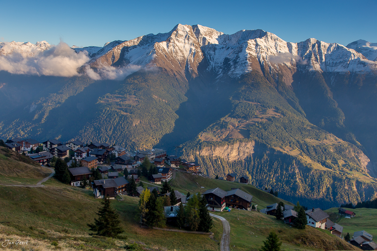 Herbstliches Aletschgebiet mit schneebedeckten Bergen, Lärchenwäldern und Alphütten im Wallis, Schweiz – Jan Geerk Fotograf Basel