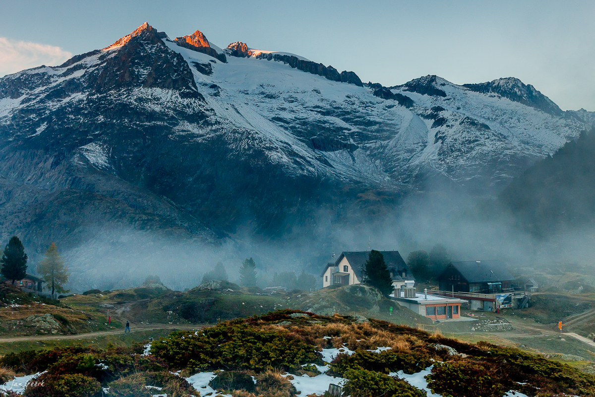 Herbstliches Aletschgebiet mit schneebedeckten Bergen und Nebel im Wallis, Schweiz – Jan Geerk Fotograf Basel