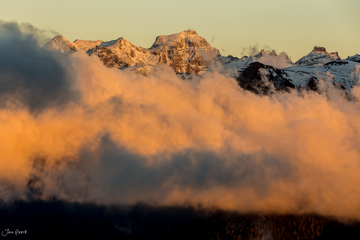 Schneebedeckte Berggipfel über Herbstnebel im Aletschgebiet, Wallis, Schweiz – Jan Geerk Fotograf Basel