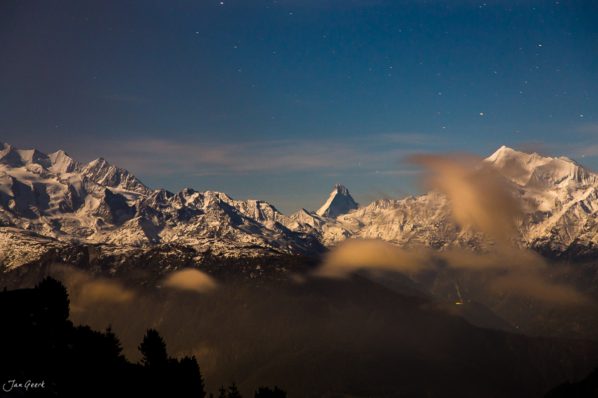 Schneebedeckte Bergkette über Nebel im Aletschgebiet, Herbstlicht, Wallis Schweiz – Jan Geerk Fotograf Basel