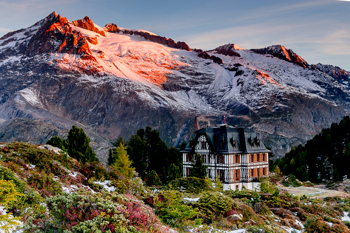 Herrschaftliche Villa vor schneebedecktem Aletschgebiet im Herbst, Wallis Schweiz – Jan Geerk Fotograf Basel